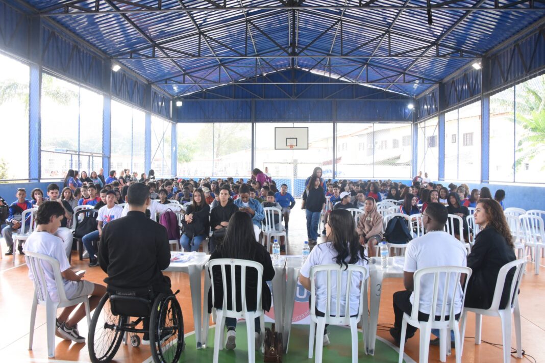 2ª Bienal da UMES nas Escolas debate bullying e anima alunos com roda de capoeira em Inoã