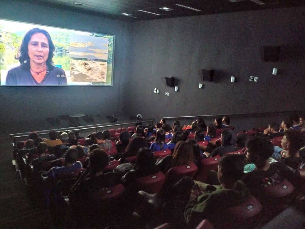Alunos aldeenses participam de exibição e debate sobre documentário no Cine São Pedro