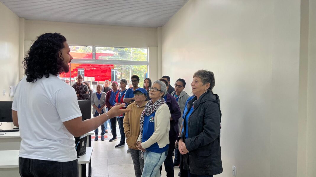 Alunos da Escola de Idosos participam de atividade no Território do Futuro
