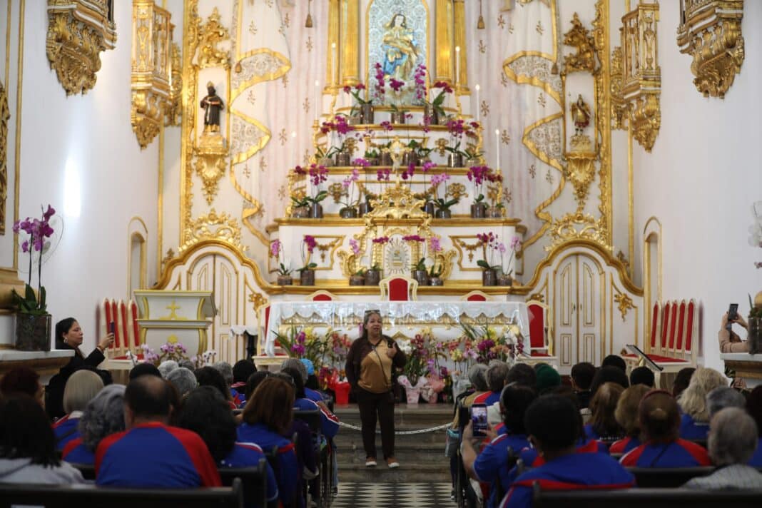 Alunos da Escola de Idosos visitam museu sacro na semana da festa da padroeira de Maricá