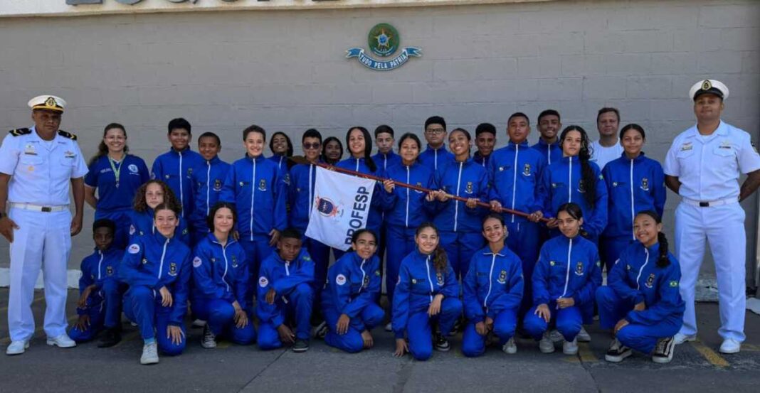 Alunos da rede municipal aldeense participam das comemorações do 109º aniversário da Aviação Naval