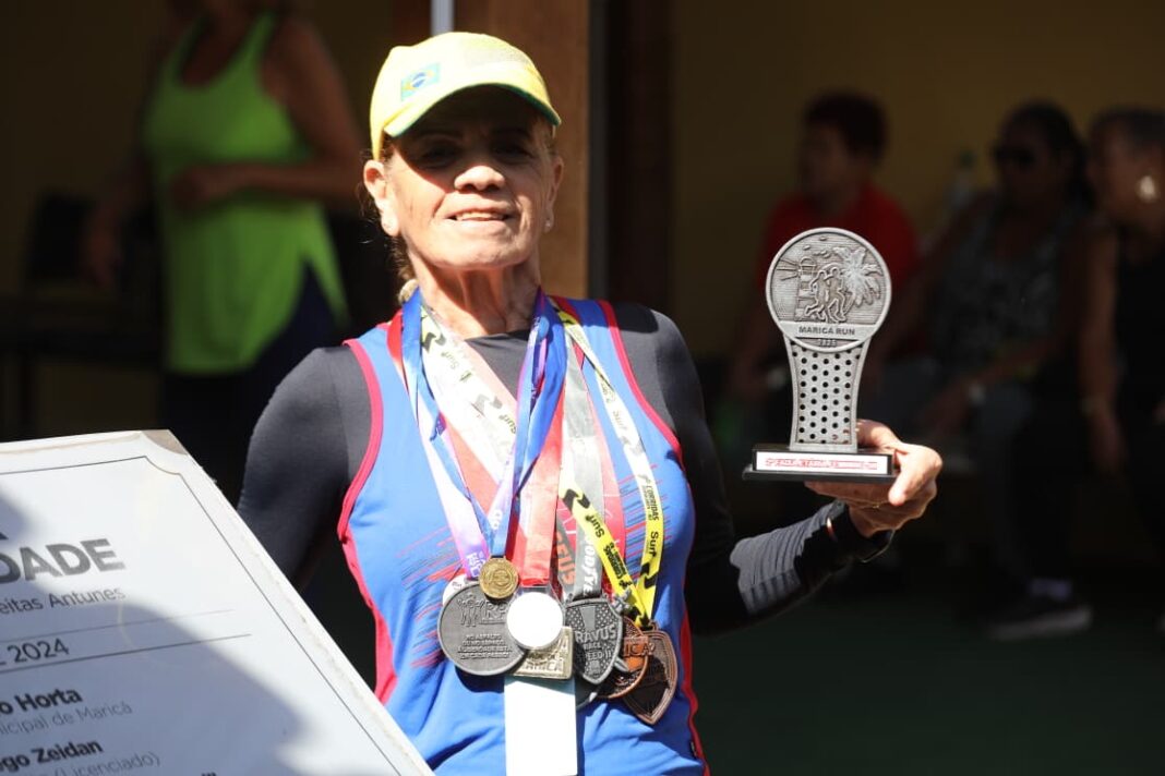 Aos 77 anos, aluna da Casa do Idoso de Maricá conquista medalhas e troféus em corridas