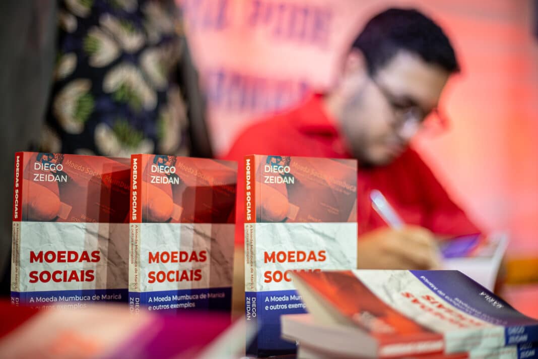 BIEN 2025 recebe lançamento de livro sobre a Moeda Social Mumbuca