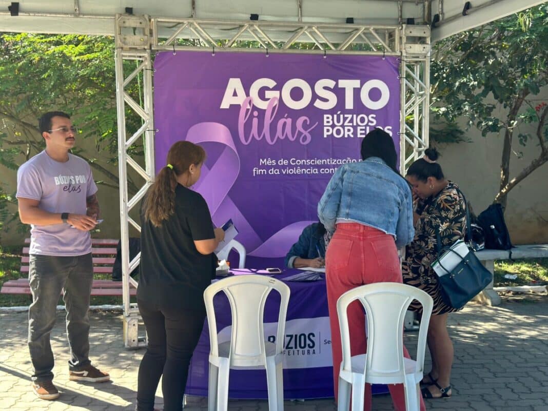 Búzios realiza mais uma ação do CEAM na Praça no mês Agosto Lilás