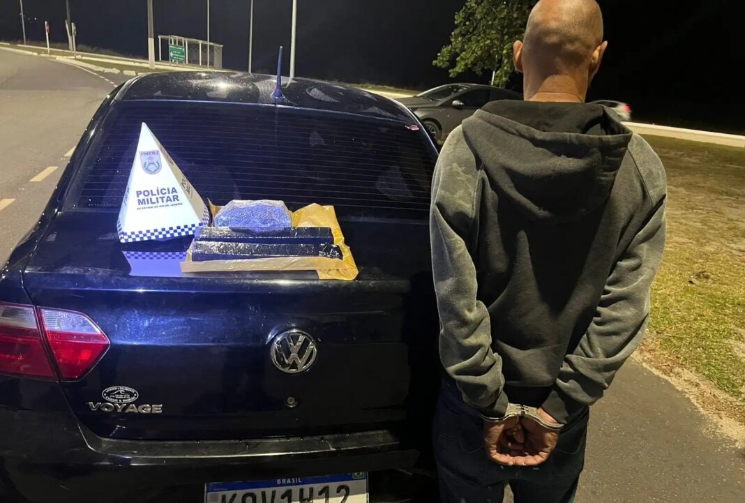 Arraial do Cabo: CPRv prende passageiro de aplicativo com três tabletes de maconha na entrada da cidade