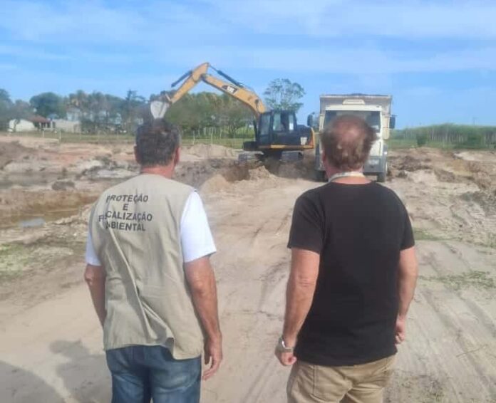 Cabo Frio: Prefeitura suspende extração de areia no Angelim por risco de erosão em estrada usada por ônibus