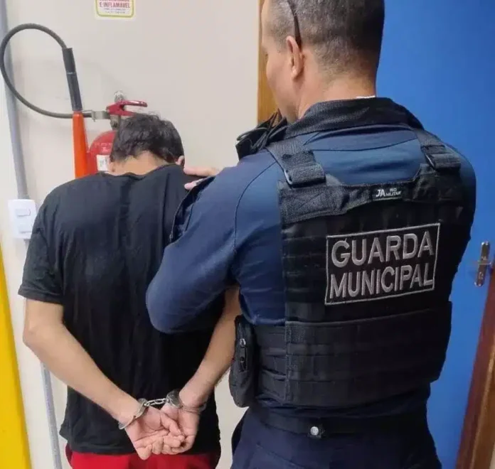 São Pedro da Aldeia: Guarda Civil captura foragido da Justiça por tráfico e roubo após denúncia anônima