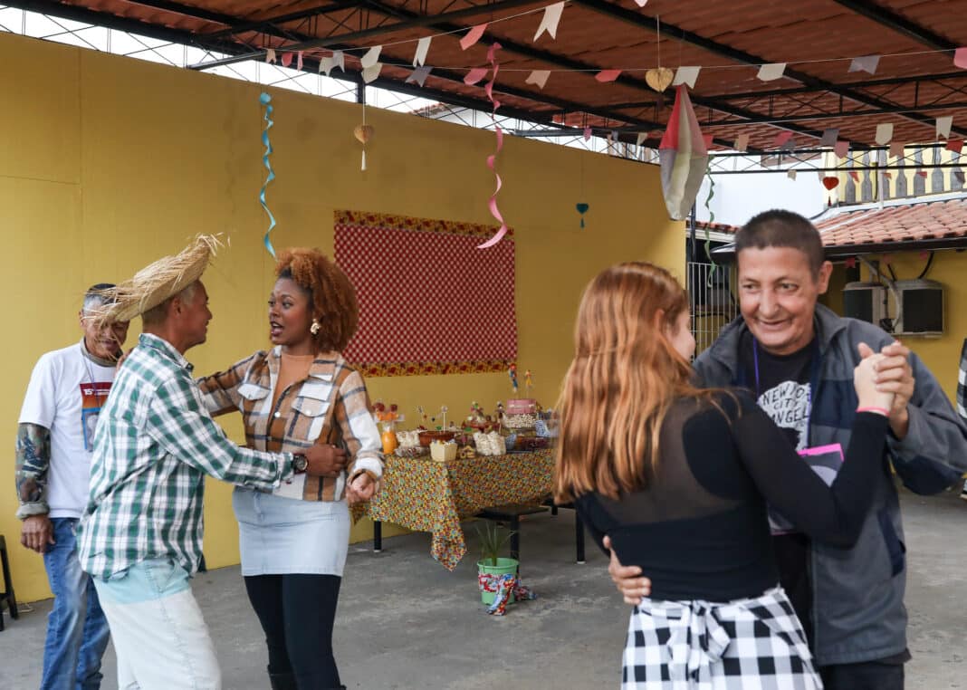 Casa Abrigo em Itaipuaçu promove festa agostina para acolhidos como atividade de reconstrução de vidas