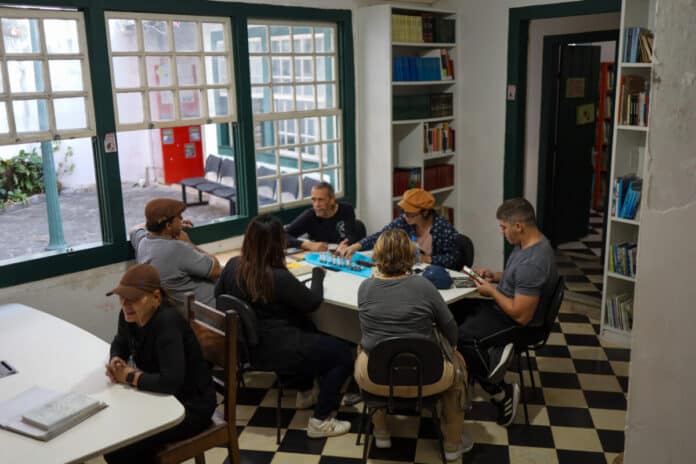 Clube do Livro reúne leitores e escritores na Biblioteca Pública Municipal de Cabo Frio