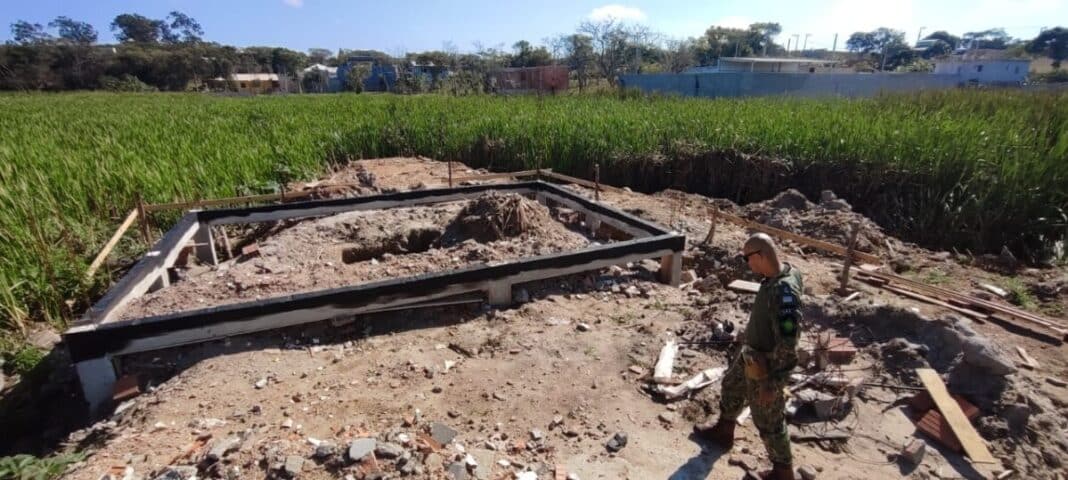 Construção irregular é desfeita em área de lagoa aterrada em Búzios