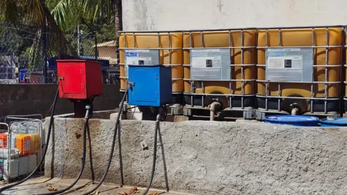 ARRAIAL DO CABO — Depósito irregular de diesel é interditado na Praia dos Anjos por falta de licença ambiental e risco à segurança
