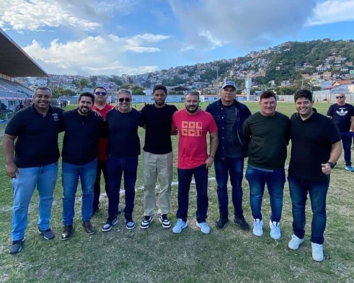 Arraial do Cabo recebe ex-jogador André Felipe em amistoso que valoriza o futebol de base