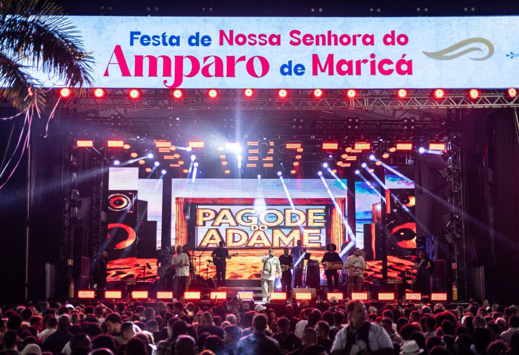 Ferrugem canta para milhares de pessoas na Festa da Padroeira de Maricá
