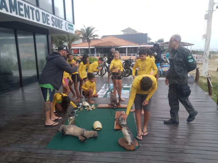 Guarda Ambiental realiza ação de educação no Centro de Treinamento de Surf de Saquarema