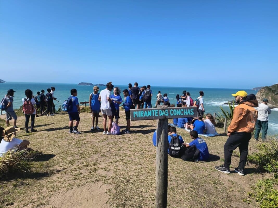 Guarda Marítima oferece segurança para alunos da rede pública em trilha no Morro do Vigia