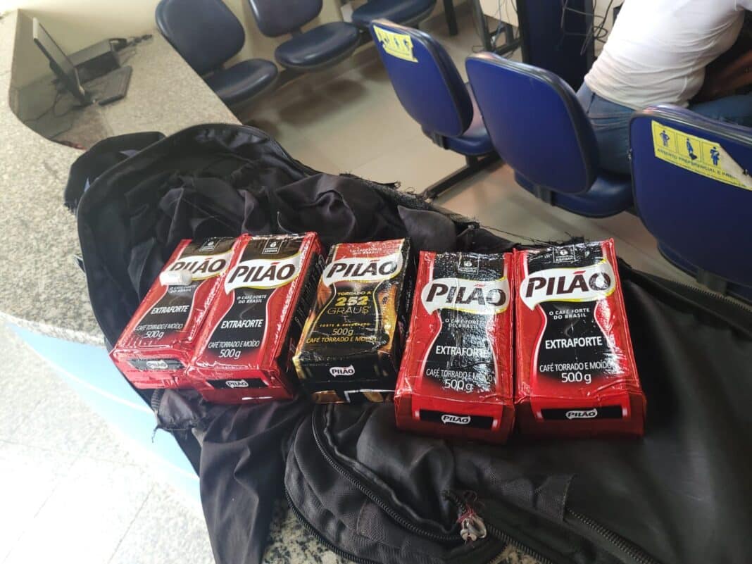SÃO PEDRO DA ALDEIA — Homem com 16 passagens é preso após furtar pacotes de café no Centro; havia mandado de prisão em aberto