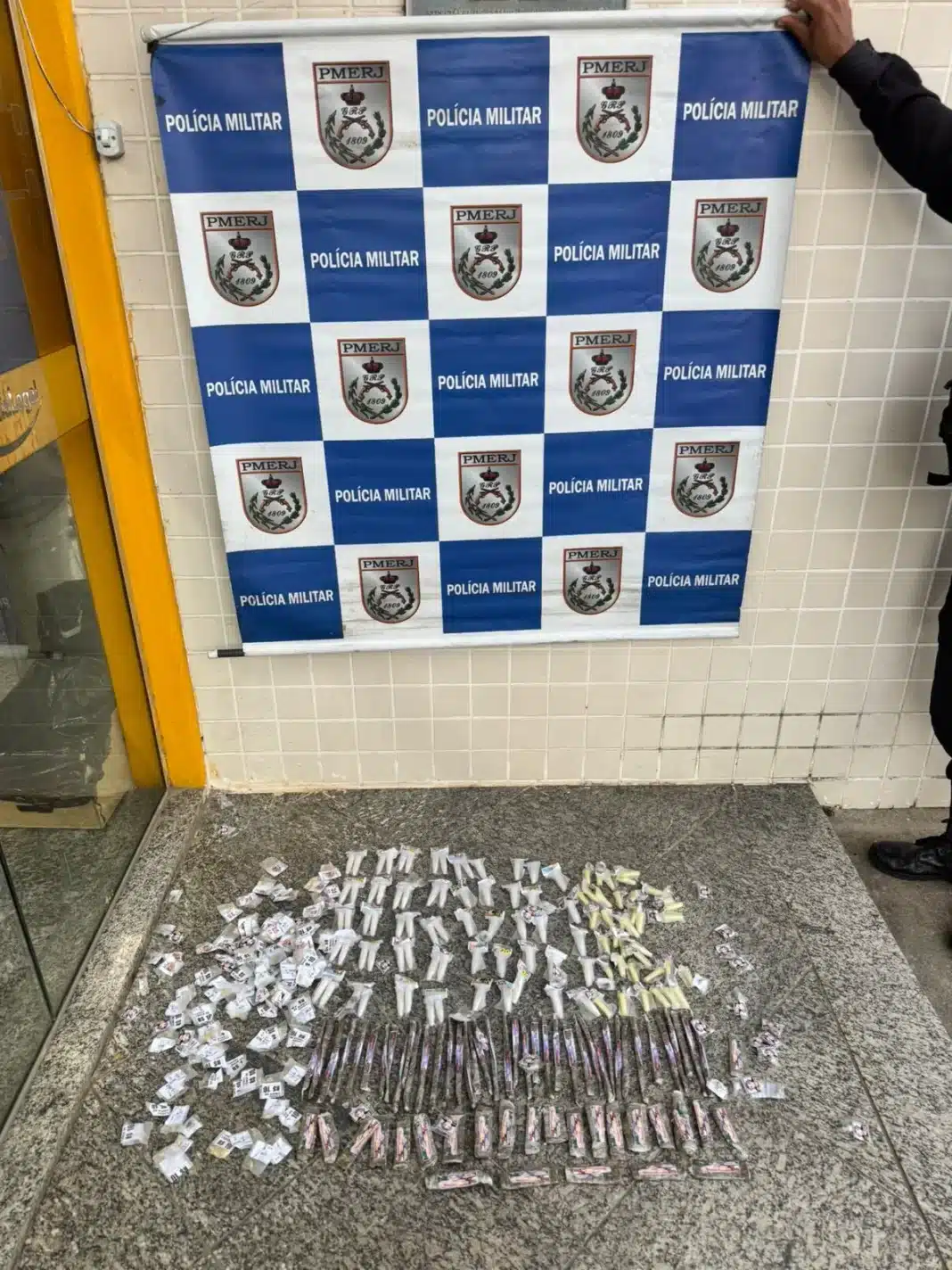 Região dos Lagos tem dia de operações intensas contra o tráfico com prisões e apreensões em São Pedro da Aldeia, Arraial do Cabo e Búzios