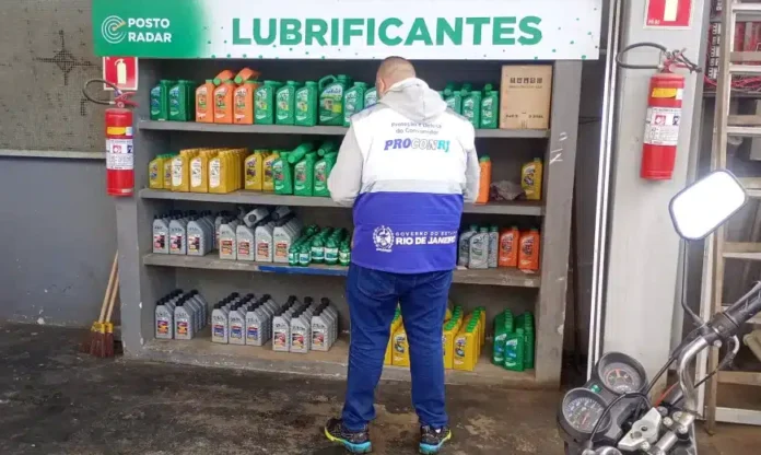 Araruama: Operação conjunta em postos e mercados apreende alimentos vencidos e interdita bombas de combustível