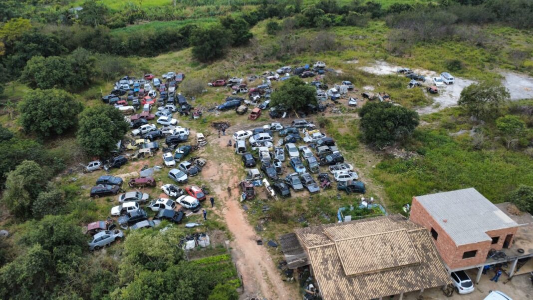 Força-tarefa do Estado fecha ferro-velho clandestino que despejava óleo e resíduos tóxicos no solo