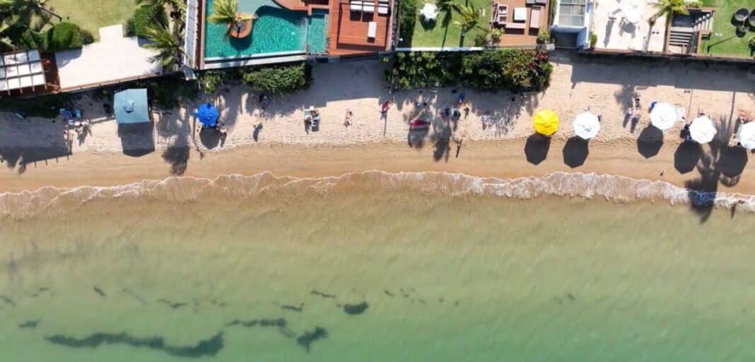 Montagem de ombrelones, cadeiras e demais equipamentos está proibida por parte de comerciantes nas praias de Búzios