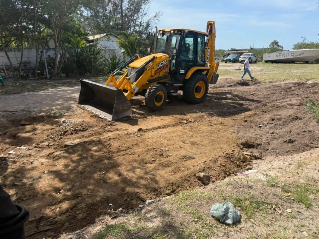 Mutirão da Prefeitura recupera área pública no bairro Gamboa, em Cabo Frio