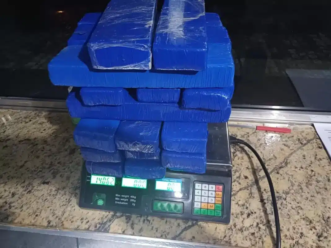 Casimiro de Abreu: homem é preso com 15 kg de maconha na BR-101 em operação da PF e PRF