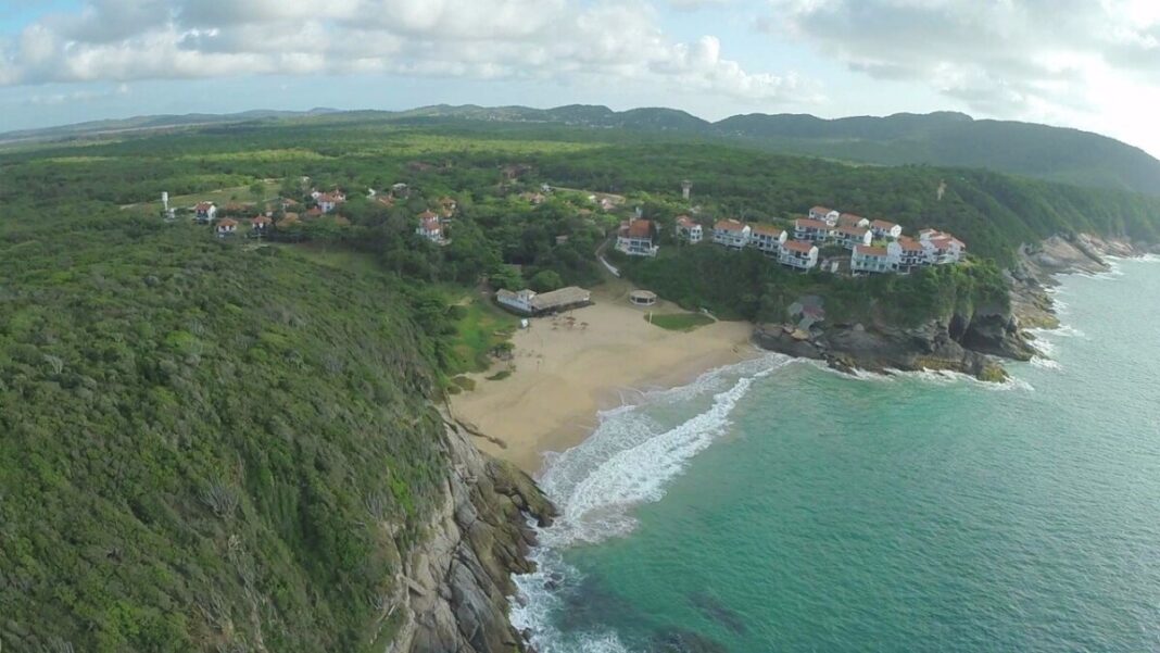  Praia das Caravelas, em Búzios, inicia candidatura para temporada Bandeira Azul 2026/2027