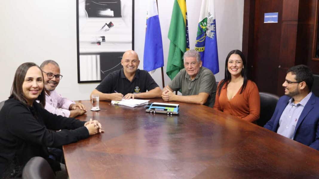 Prefeito Fábio do Pastel assina atualização do PCCR Geral da Prefeitura