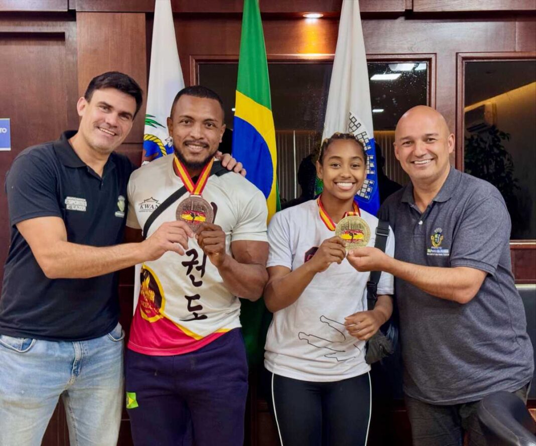 Prefeito Fábio do Pastel recebe atletas aldeenses medalhistas no Mundial de Taekwondo
