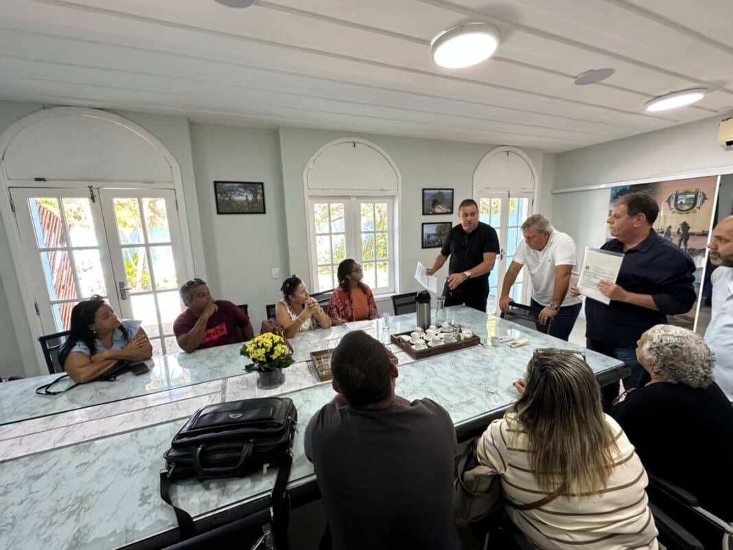 Prefeito de Búzios se reúne com quiosqueiros para tratar de decisão judicial sobre João Fernandes e João Fernandinho