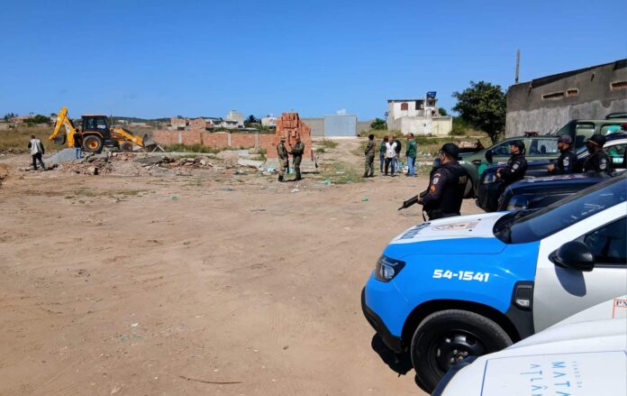 Cabo Frio: Operação conjunta remove fundações e notifica construções em área com suspeita de parcelamento irregular no Monte Alegre