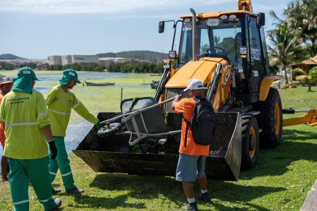 Prefeitura de Cabo Frio realiza retirada de algas mortas na Praia das Palmeiras