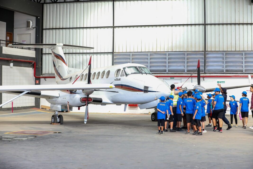 Prefeitura de Maricá promove visita educativa ao Aeroporto Municipal com alunos do projeto Guarda Mirim