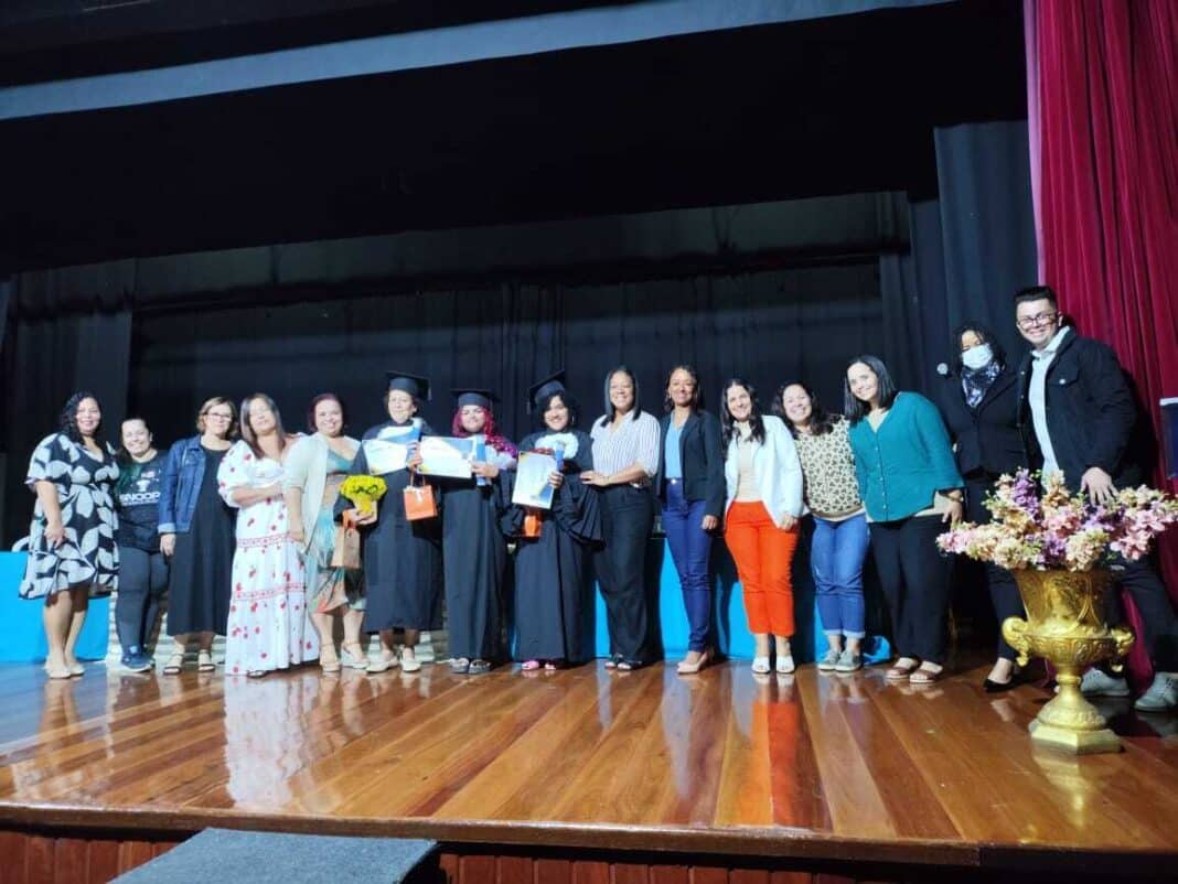 Prefeitura de São Pedro da Aldeia realiza solenidade de formatura para alunos da EJA