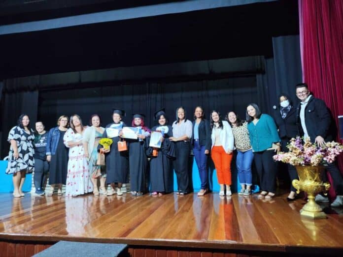 Prefeitura de São Pedro da Aldeia realiza solenidade de formatura para alunos da EJA