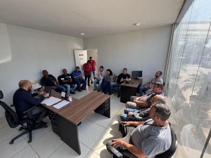 Prefeitura realiza reunião com empresas de telecomunicação sobre uso de postes em Búzios