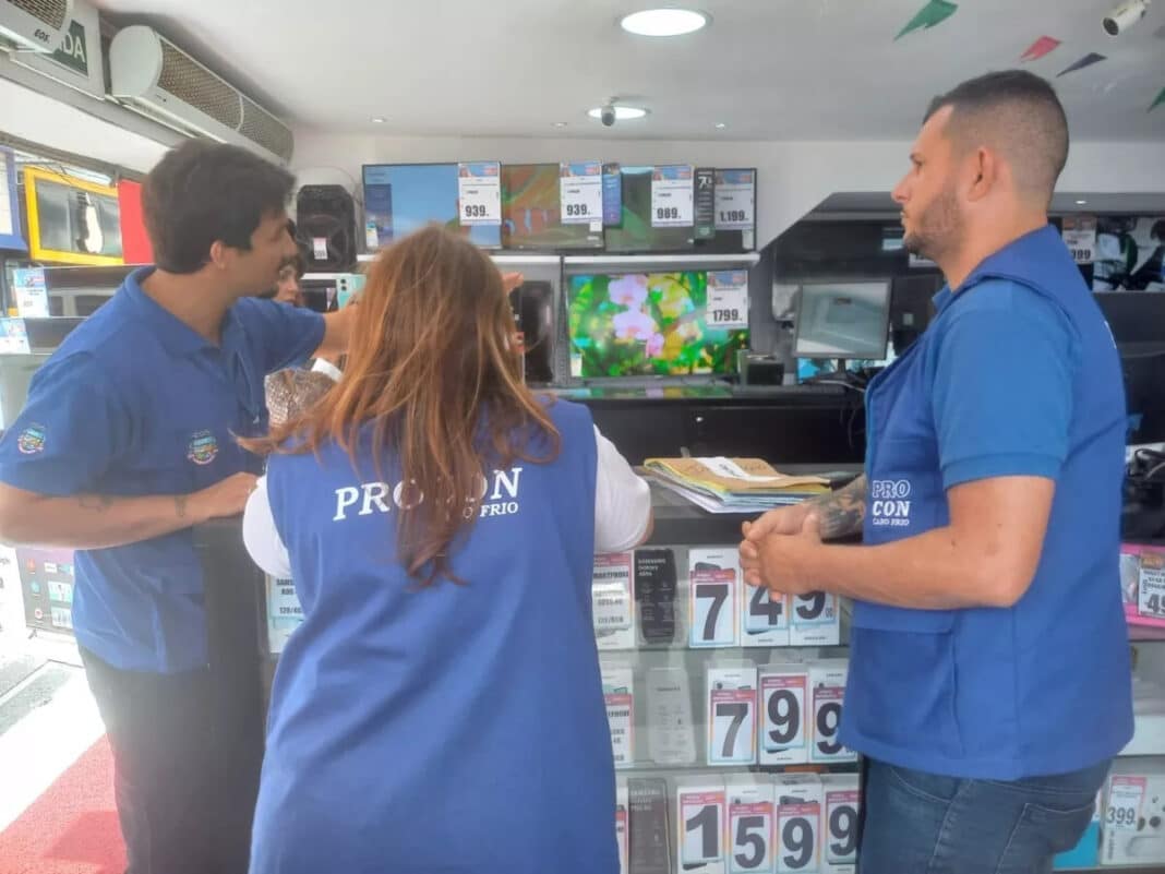 Procon remove cartazes de promoção confusa e alerta para golpes no comércio