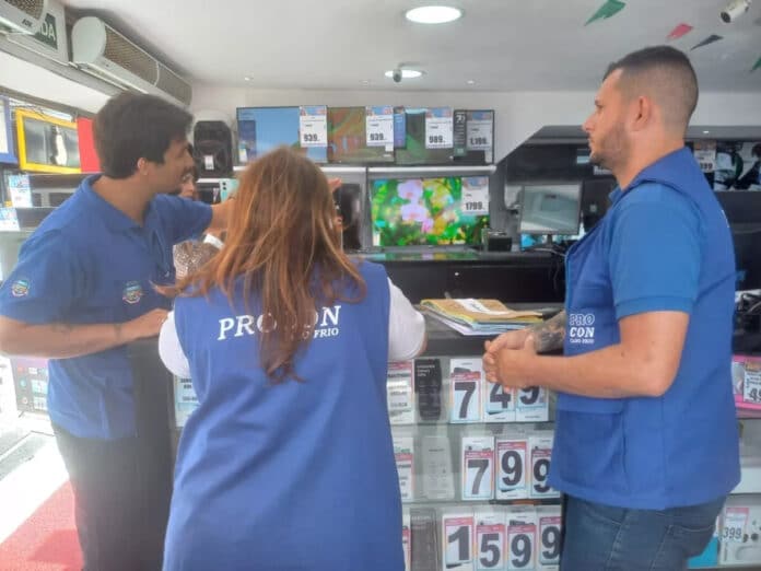 Procon remove cartazes de promoção confusa e alerta para golpes no comércio