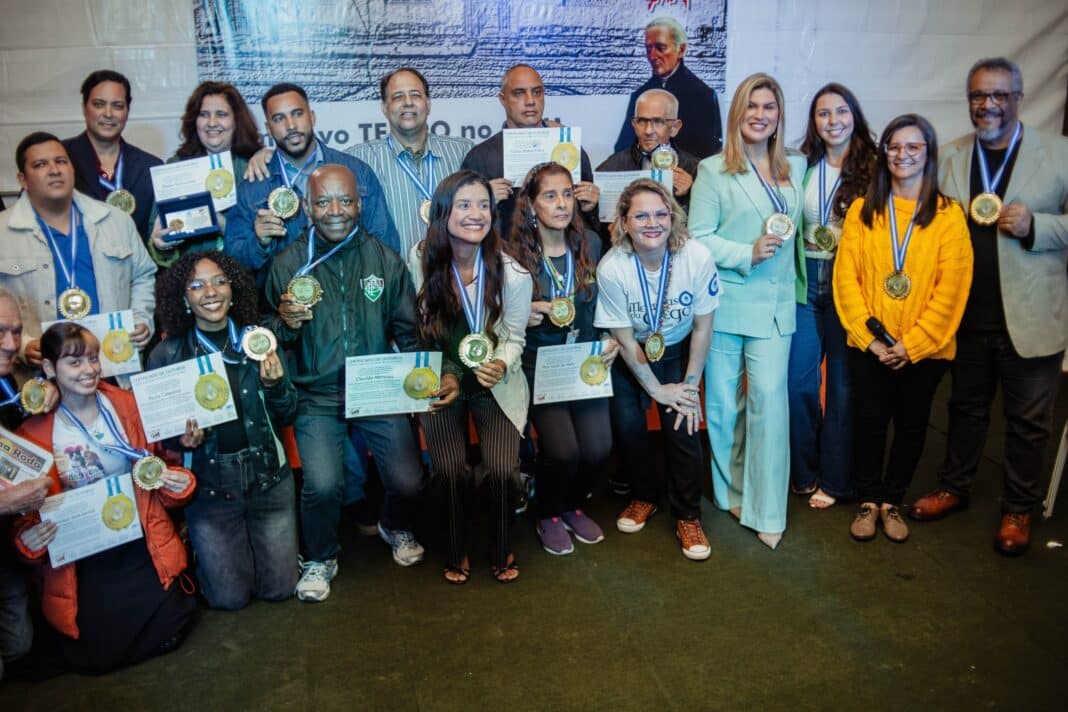 Profissionais da comunicação são homenageados com a medalha Alexandra Lambraki
