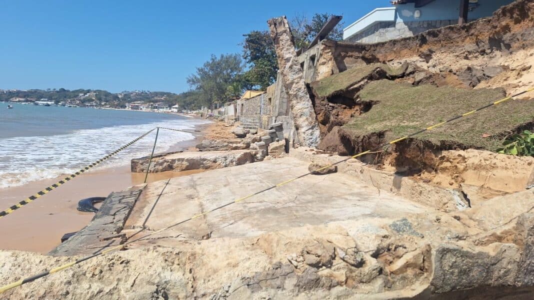 Ressaca provoca danos na Praia do Canto e Prefeitura isola área de risco
