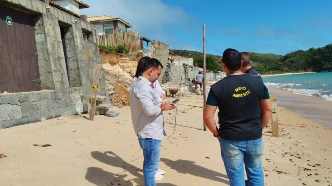 Secretaria Municipal do Ambiente, Licenciamento Ambiental e Urbanístico e Fiscalização retira rampas e escadas expostas na Praia do Canto após ressaca