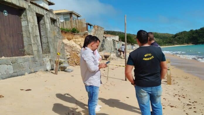 Secretaria Municipal do Ambiente, Licenciamento Ambiental e Urbanístico e Fiscalização retira rampas e escadas expostas na Praia do Canto após ressaca