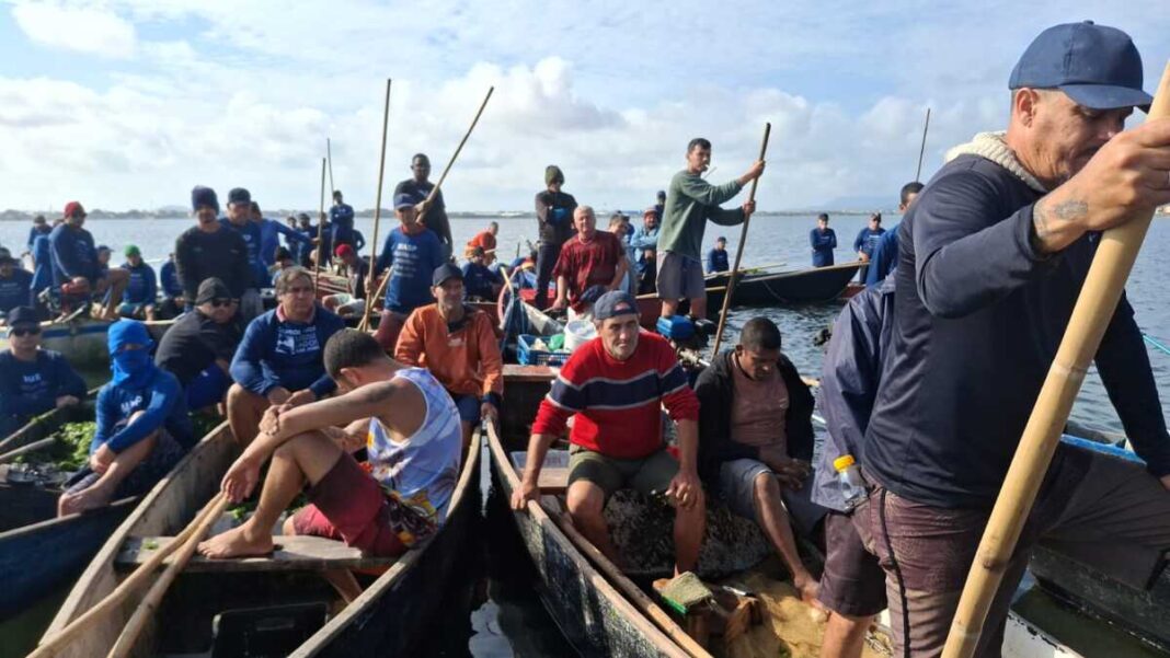 Secretaria de Meio Ambiente e Pesca marca presença em ação de limpeza da Laguna de Araruama