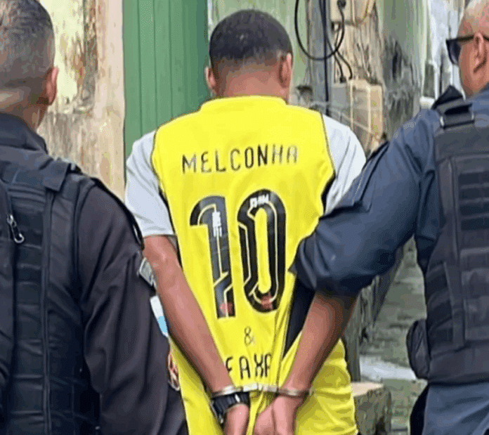 Traficante foge de ameaça de morte em São Gonçalo, mas acaba preso em Arraial após denúncia da própria mãe