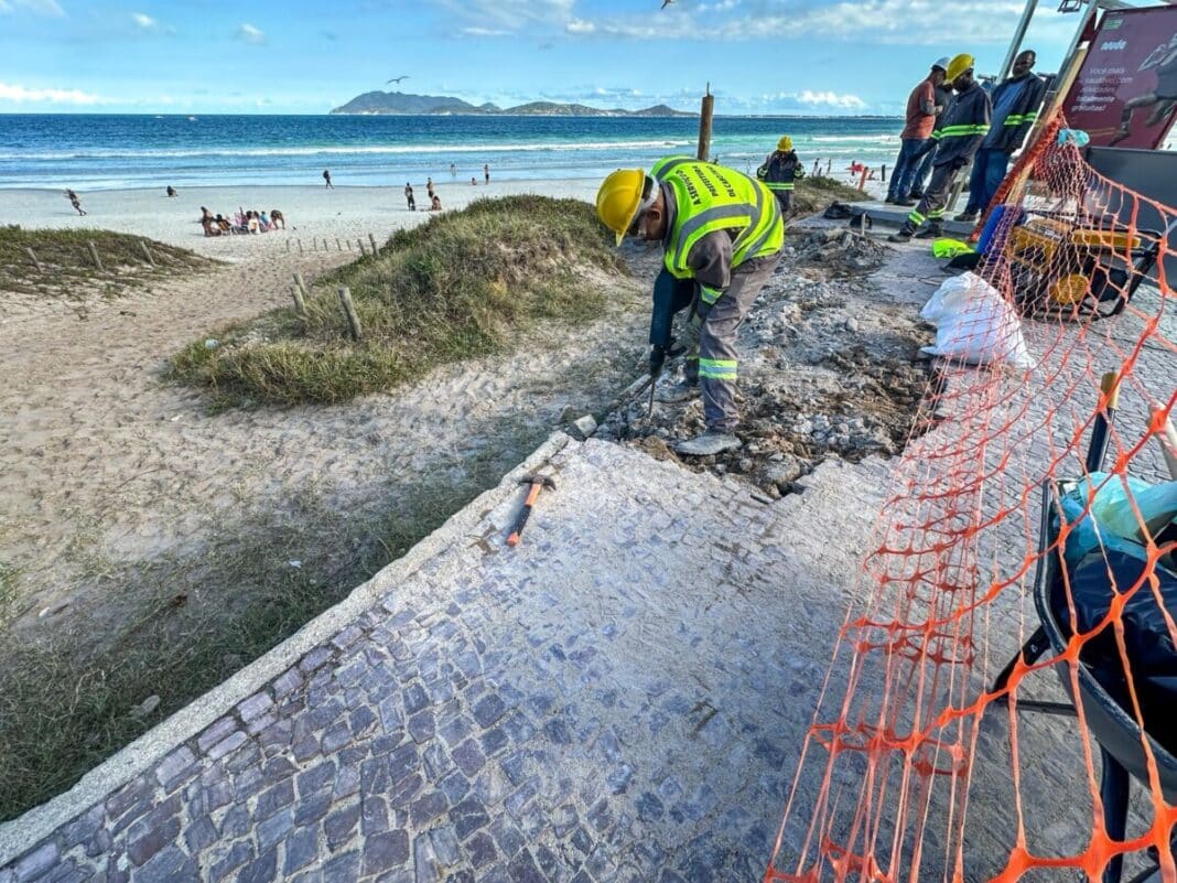 Trecho do calçadão da Praia do Forte passa por reparo emergencial