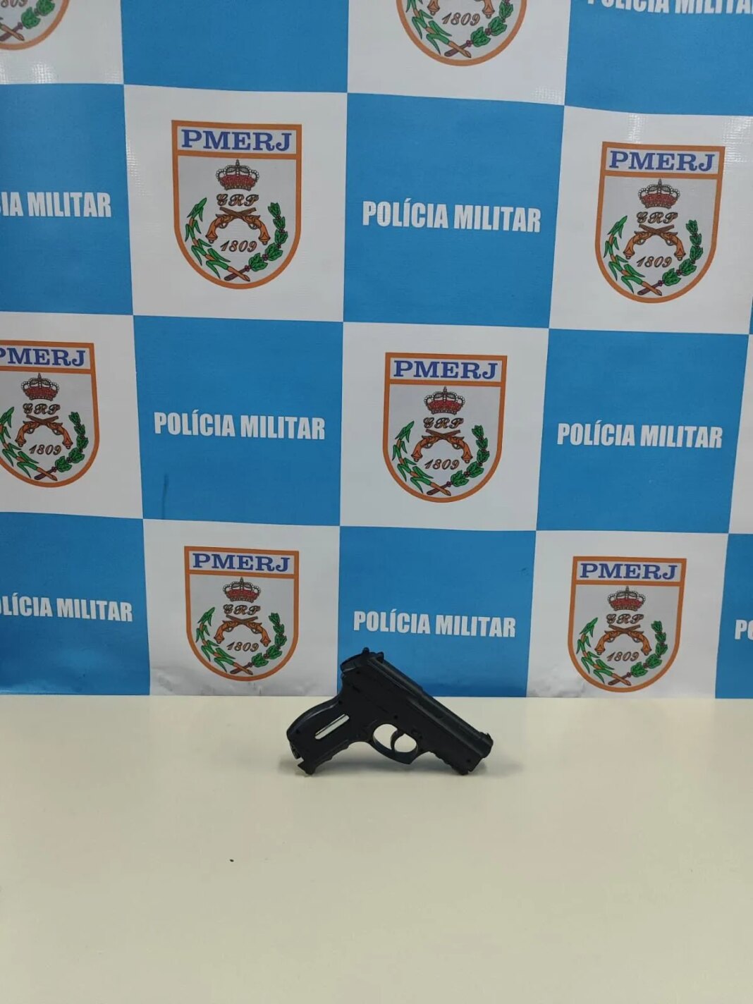Veículo incendiado e simulacro de pistola apreendido após briga entre vizinhos em Maricá