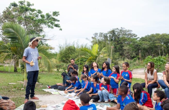 Alunos de Maricá visitam aldeia indígena em atividade da Primavera dos Museus