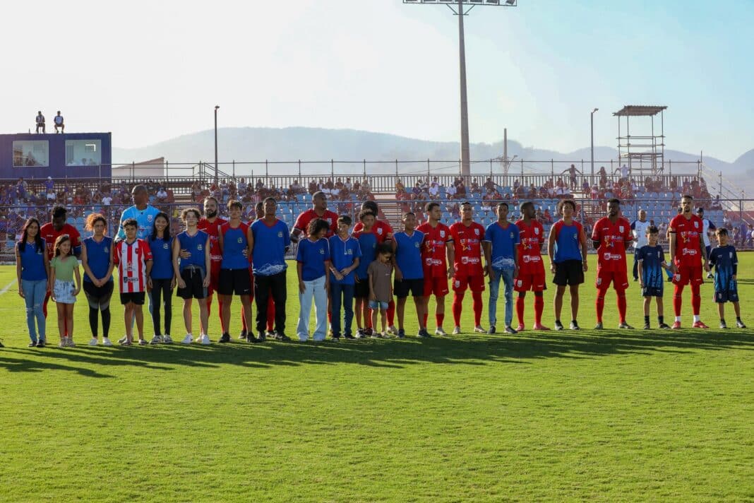 Alunos de escola municipal de Maricá vivem emoção ao entrar no gramado do Estádio Municipal João Saldanha