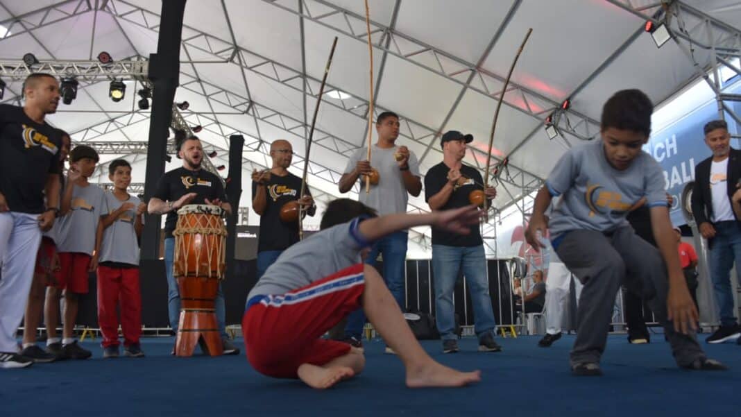 Crianças vivenciam capoeira no segundo dia do 'Volta ao Mundo Bambas' em Maricá