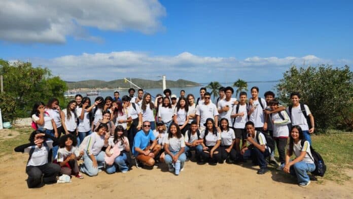 Estudantes da Escola Regina da Silveira Ramos Vieira participam de aula de campo sobre a história e geografia de Búzios